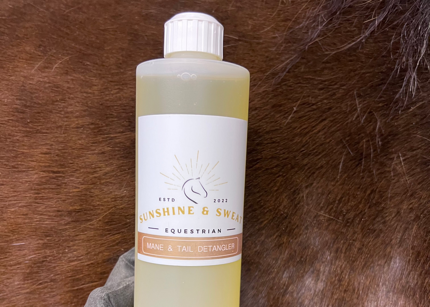 Mane_Tail_Detangler clear 16 oz bottle with oil mixture and flip top lid